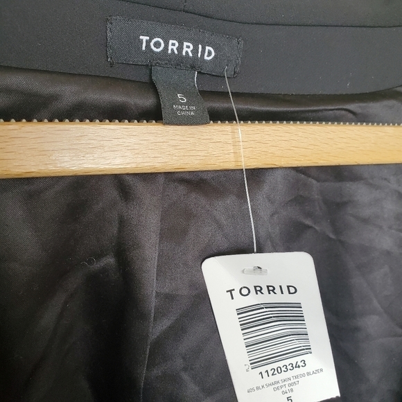 torrid black shark skin tuxedo - Picture 4 of 5